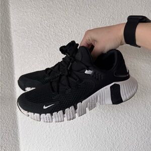 Women’s black and white Nike metcons - 8.5